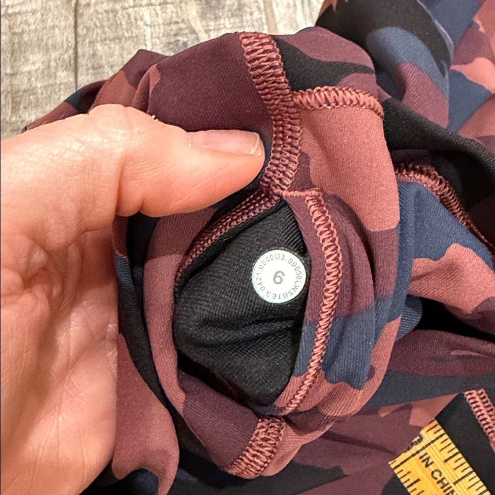 Lululemon Camo Print Leggings size 6 - Picture 4 of 4